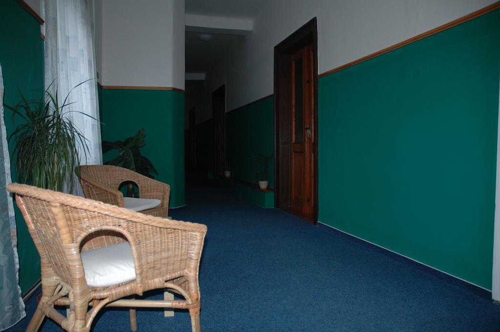 Hotel Mrazek パルドゥビツェ エクステリア 写真