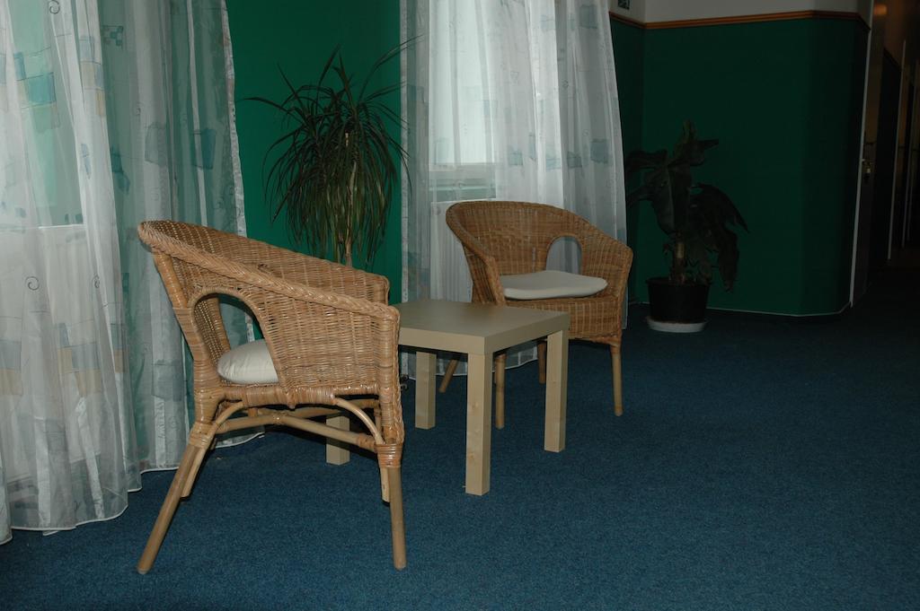 Hotel Mrazek パルドゥビツェ エクステリア 写真